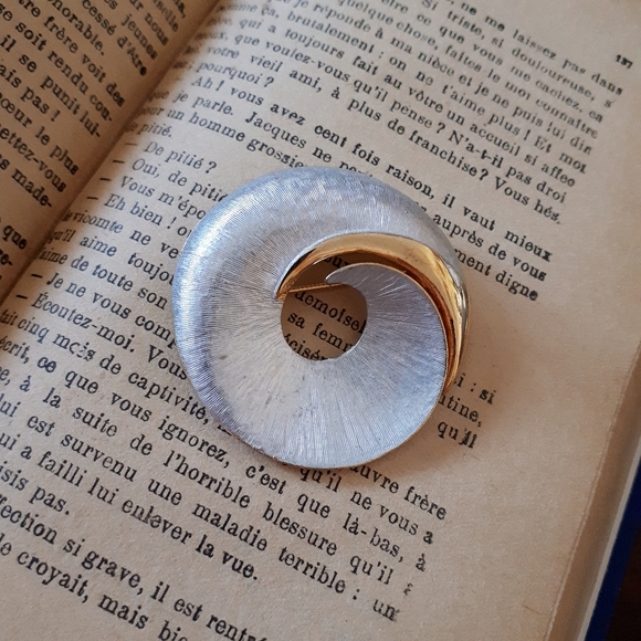 Vintage 2 Tone Mid Century Pin Brooch. - Picture 9 of 10